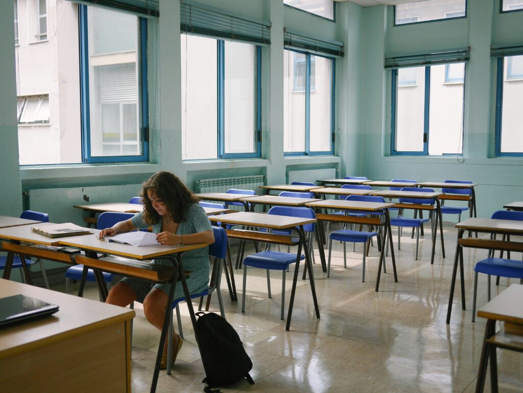 Een meisje aan de slag in de klas - PvE Frisse Scholen - Lucht & Ventilatie