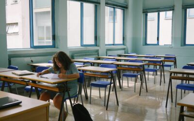 Een meisje aan de slag in de klas - PvE Frisse Scholen - Lucht & Ventilatie